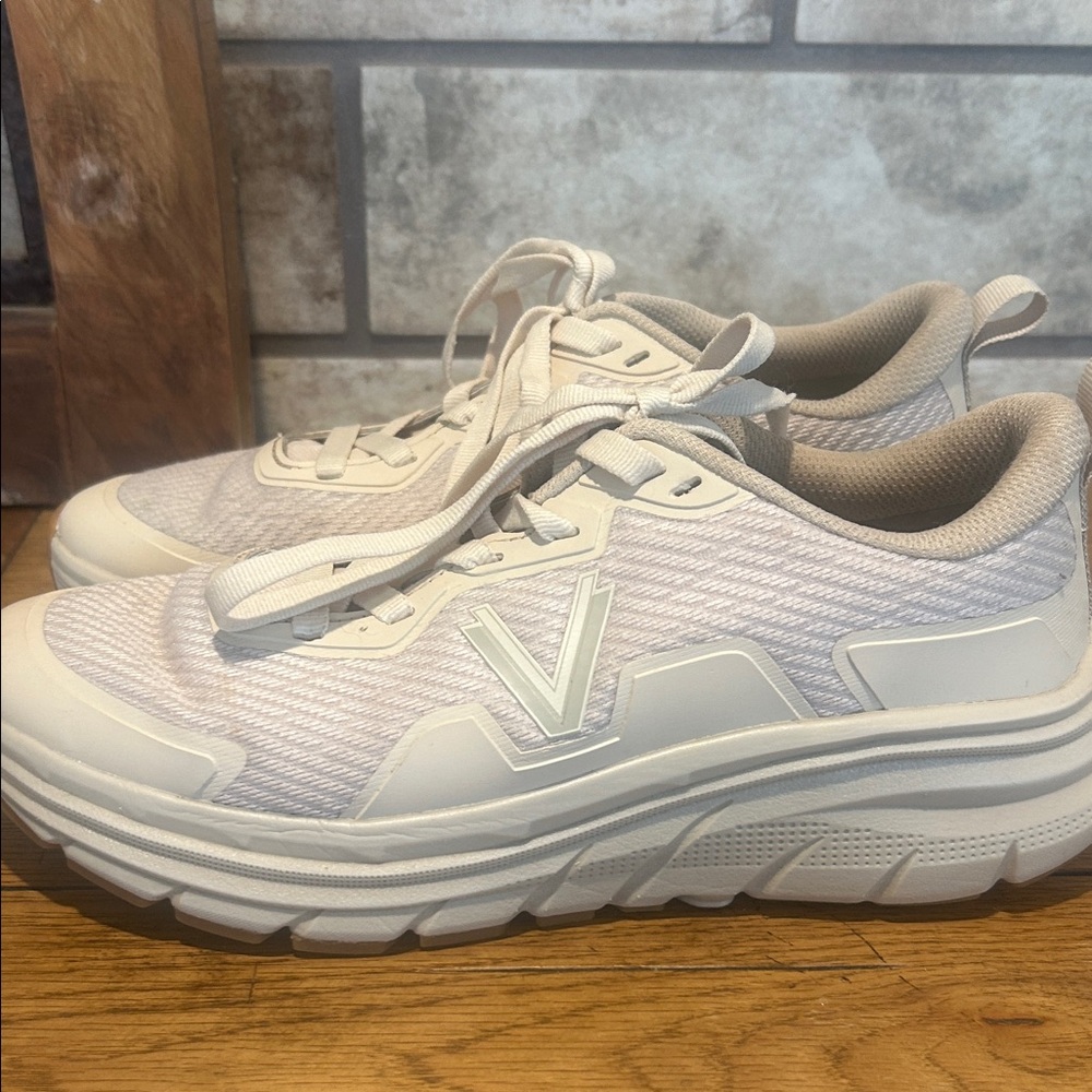 Vionic Cream Tennis Shoes